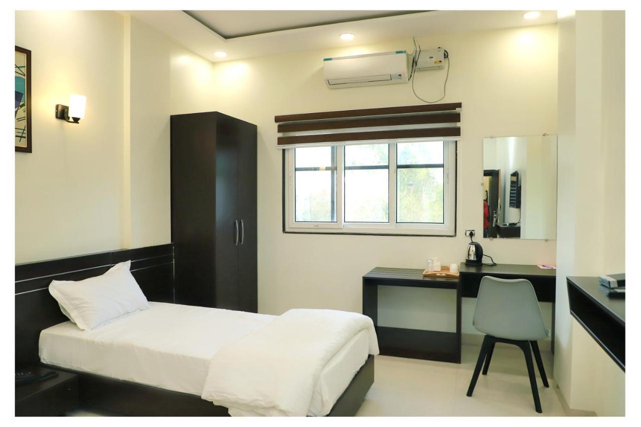 Hotel Opal Plaza Executive Waluj Buzurg Exterior photo