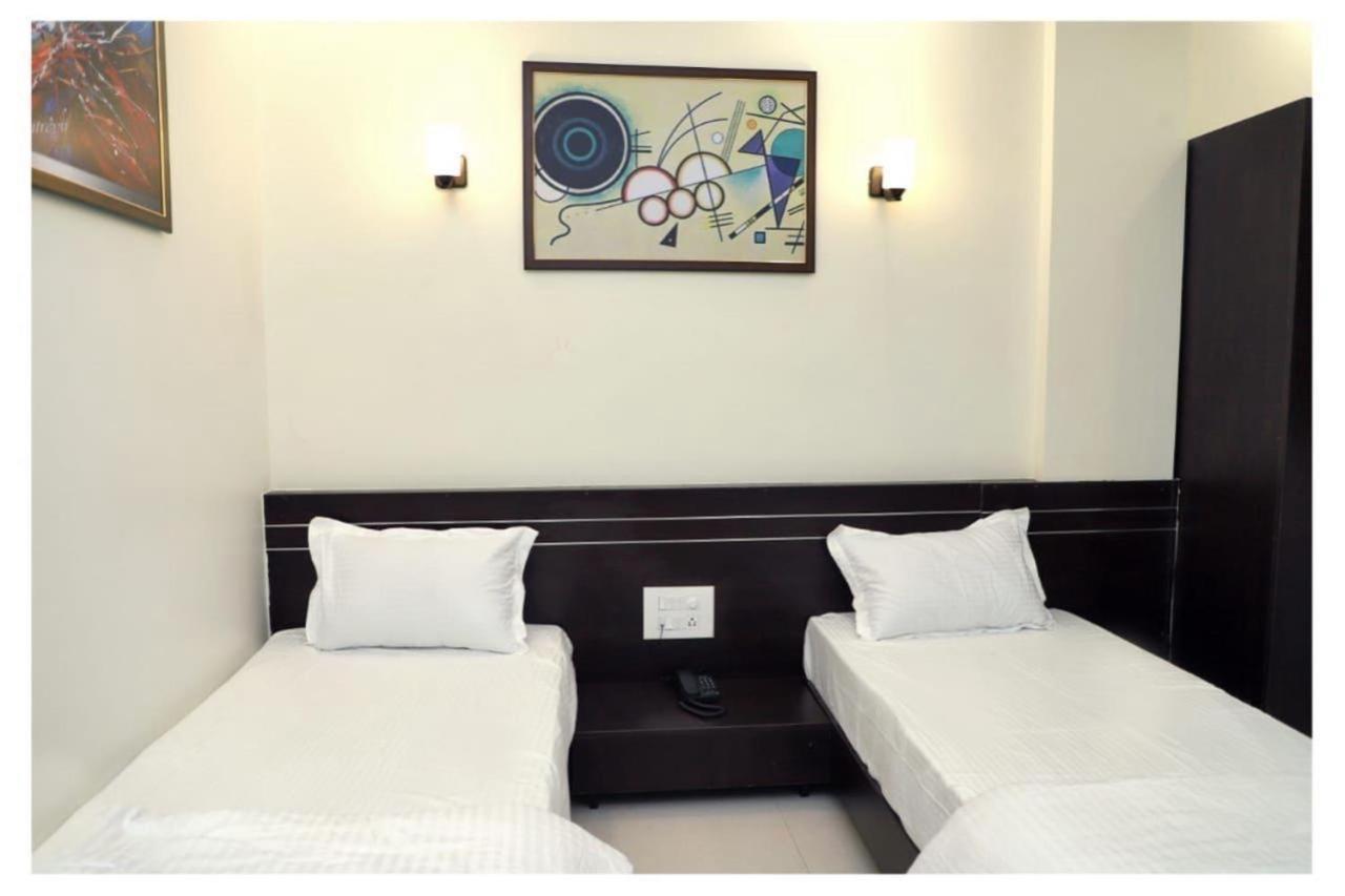 Hotel Opal Plaza Executive Waluj Buzurg Exterior photo